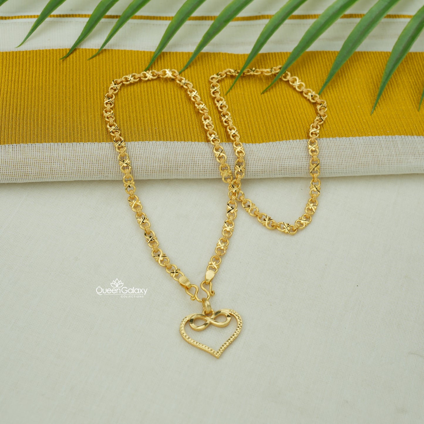 Gold plated chain with heart and infinity pendant – Queen Galaxy Collections