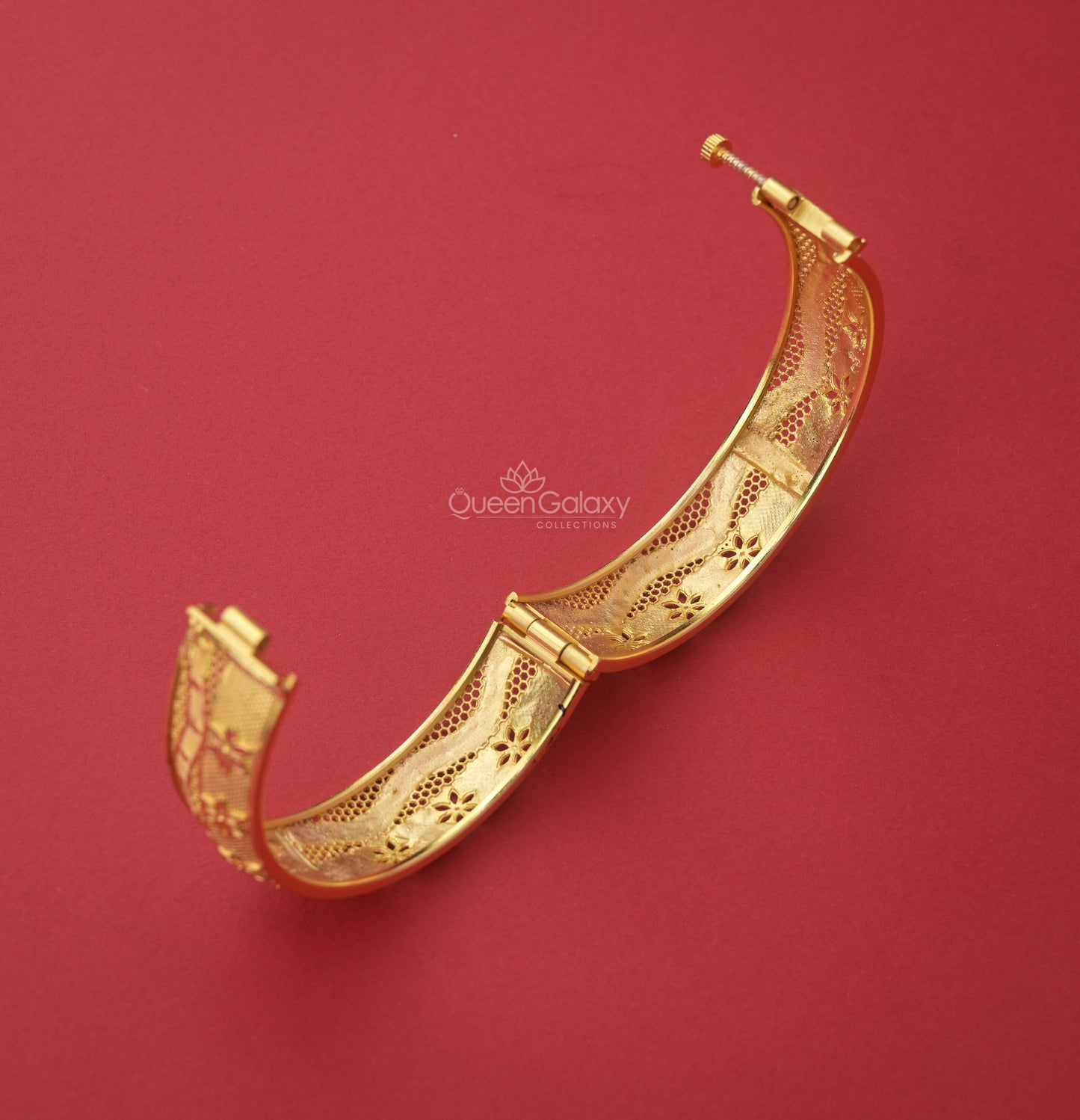 Goldplated Screw Bangle