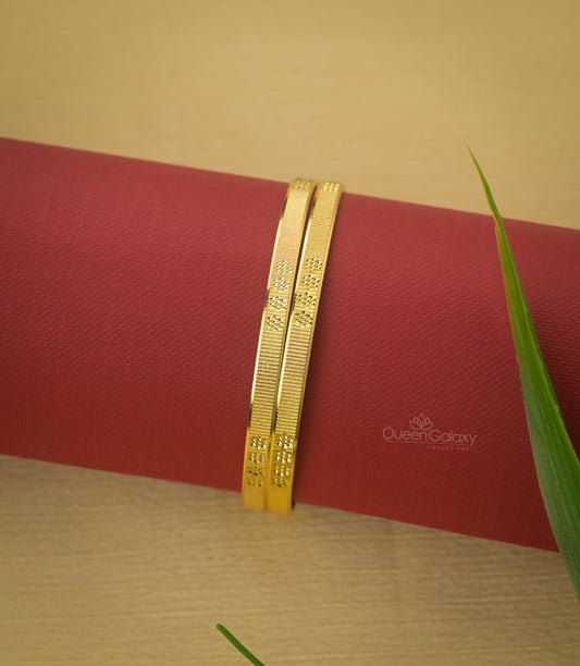 Goldplated bangles