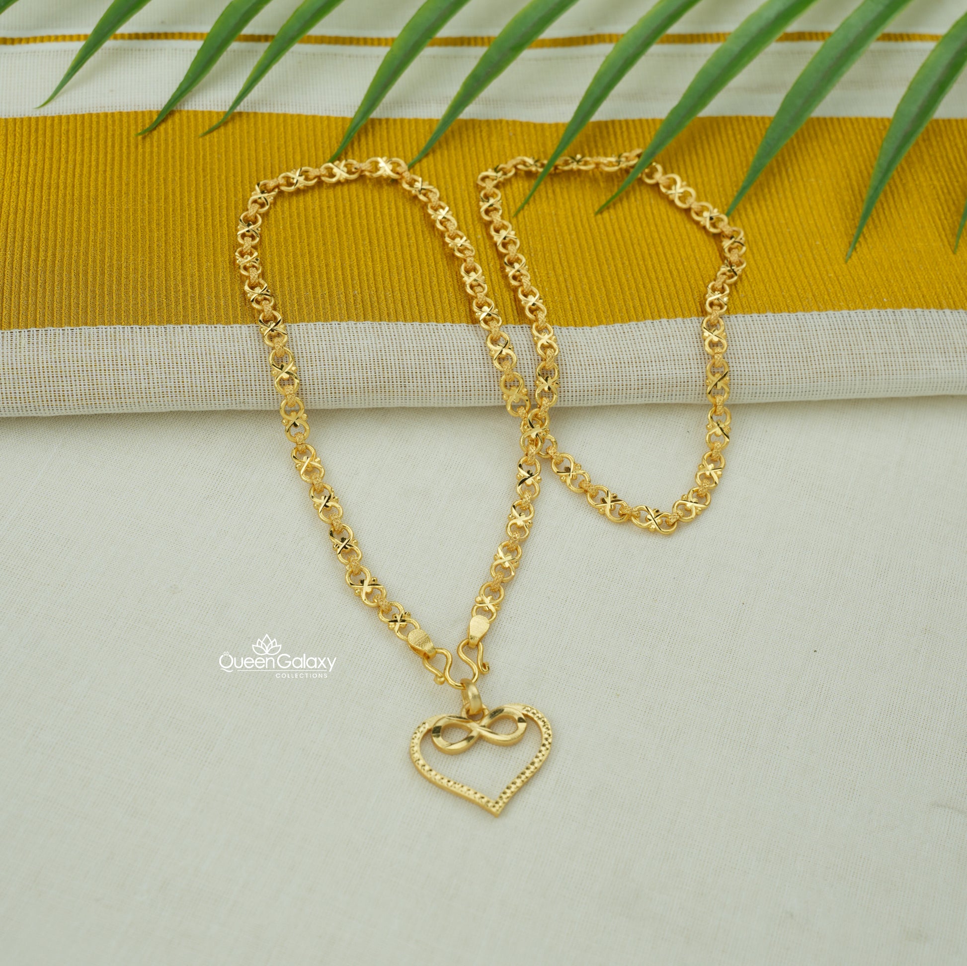 Gold plated chain with heart and infinity pendant – Queen Galaxy Collections