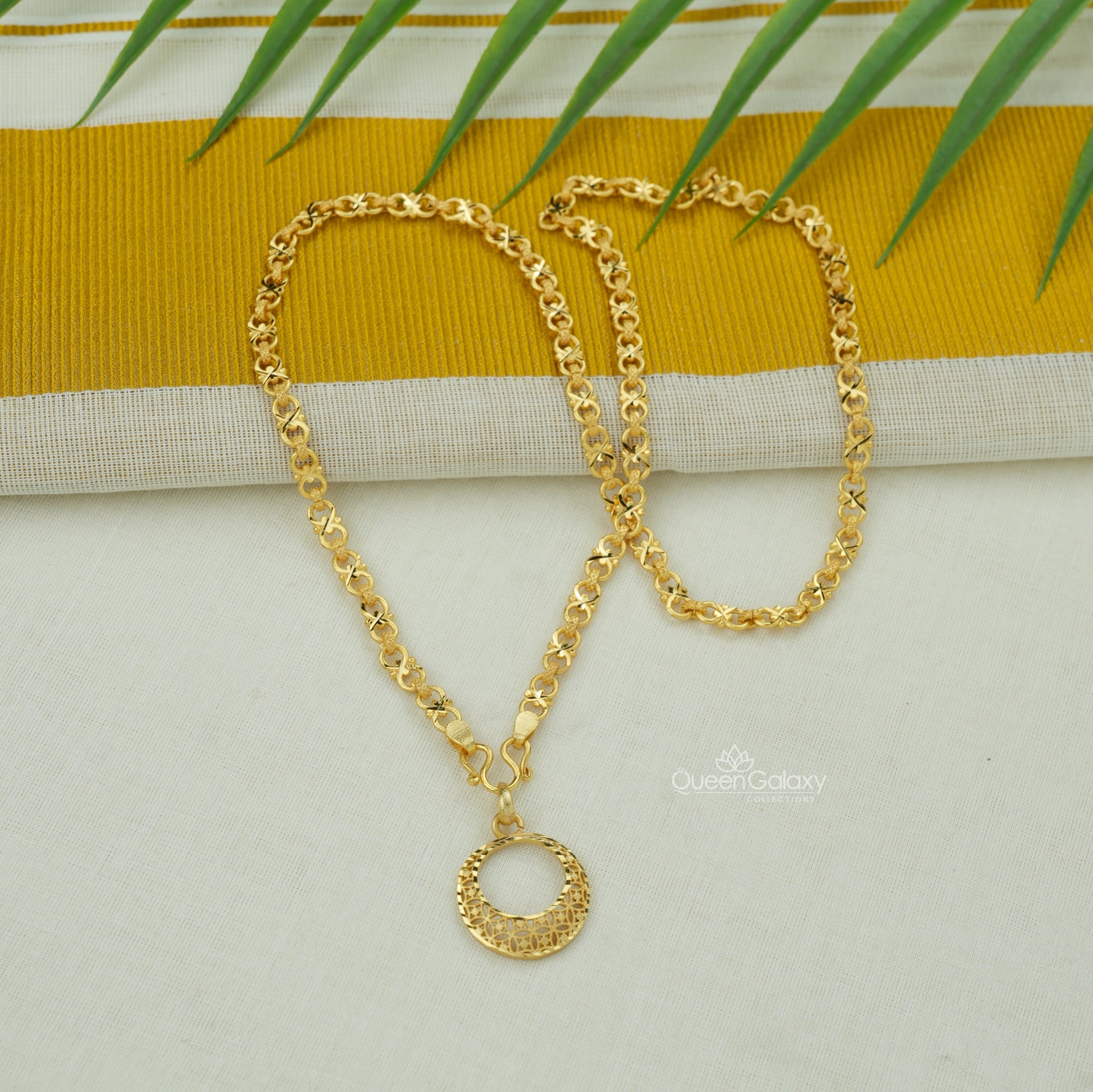 Gold plated chain with round cut-out pendant