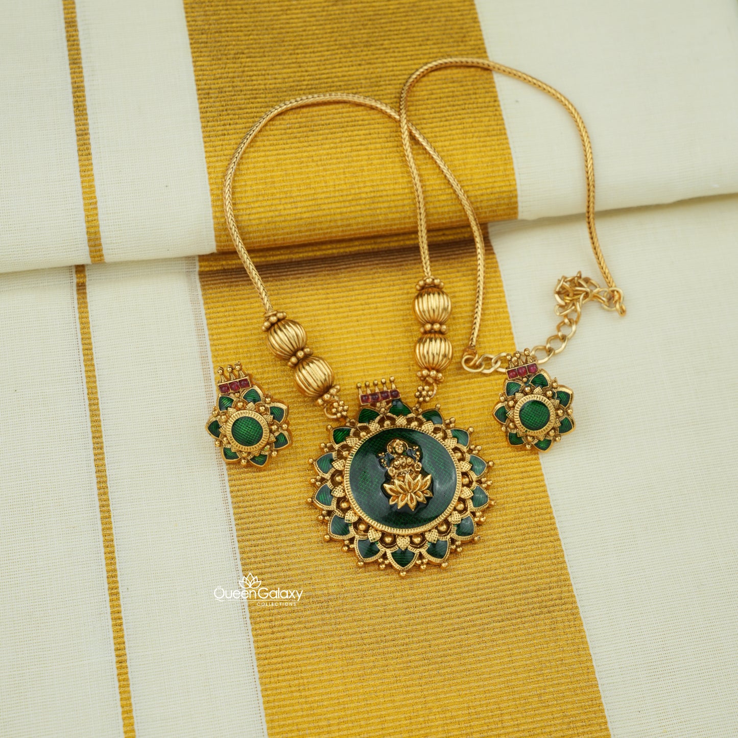 Antique Necklace With Stud