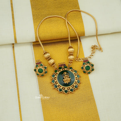 Antique Necklace With Stud