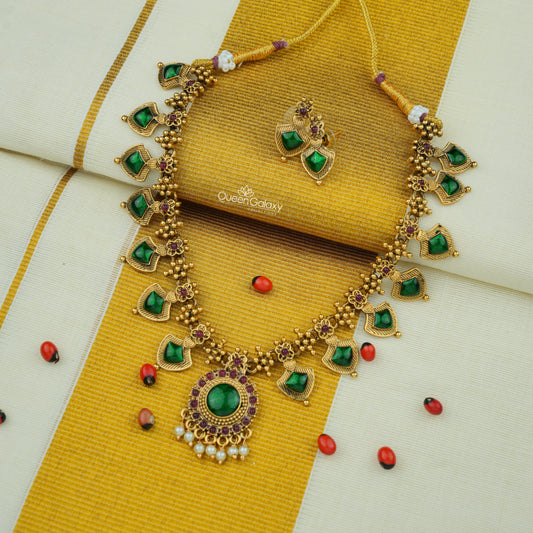 Antique Neclace with Stud