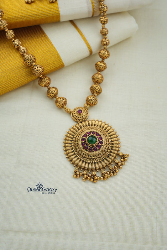 Antique Necklace With Stud