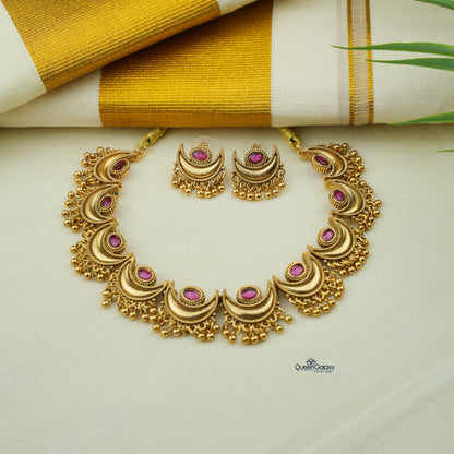 Antique Necklace With Stud