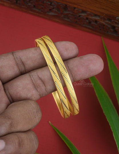 Goldplated light weight bangles